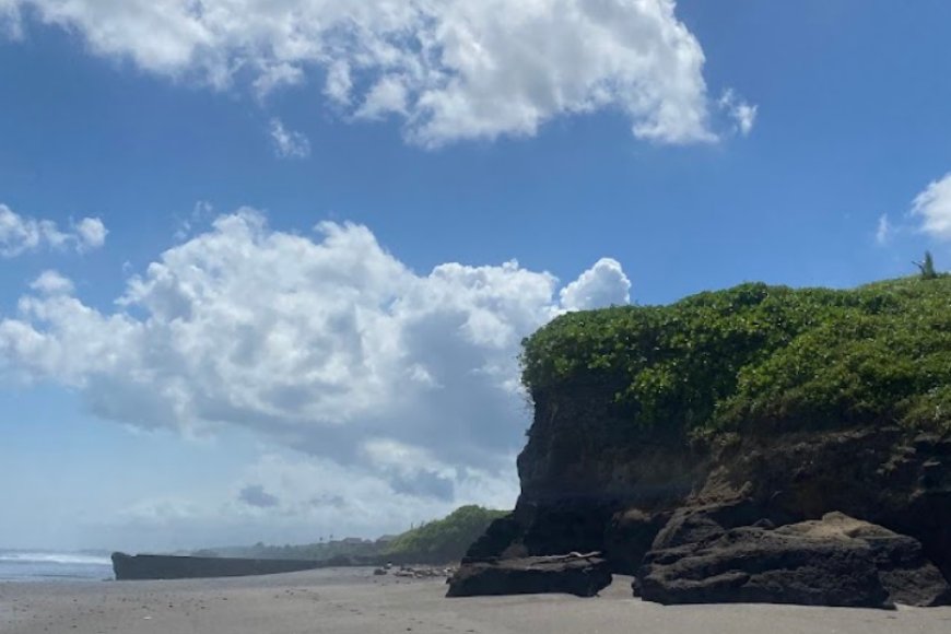 Pemandangan Pantai Batu Tampih dengan pasir pantai, air laut biru, dan suasana alam yang tenang.
